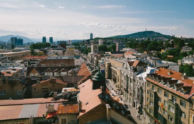 Sarajewo czy jest bezpiecznie? Odkryj prawdę o bezpieczeństwie turystów